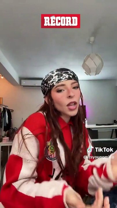 Young Miko revela su AMOR POR EL FUTBOL MEXICANO y viste la playera de CHIVAS