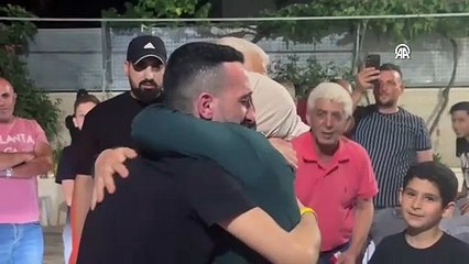 Siyonistler Filistinli esir gazeteciyi serbest bıraktı! Duygusal kavuşma...