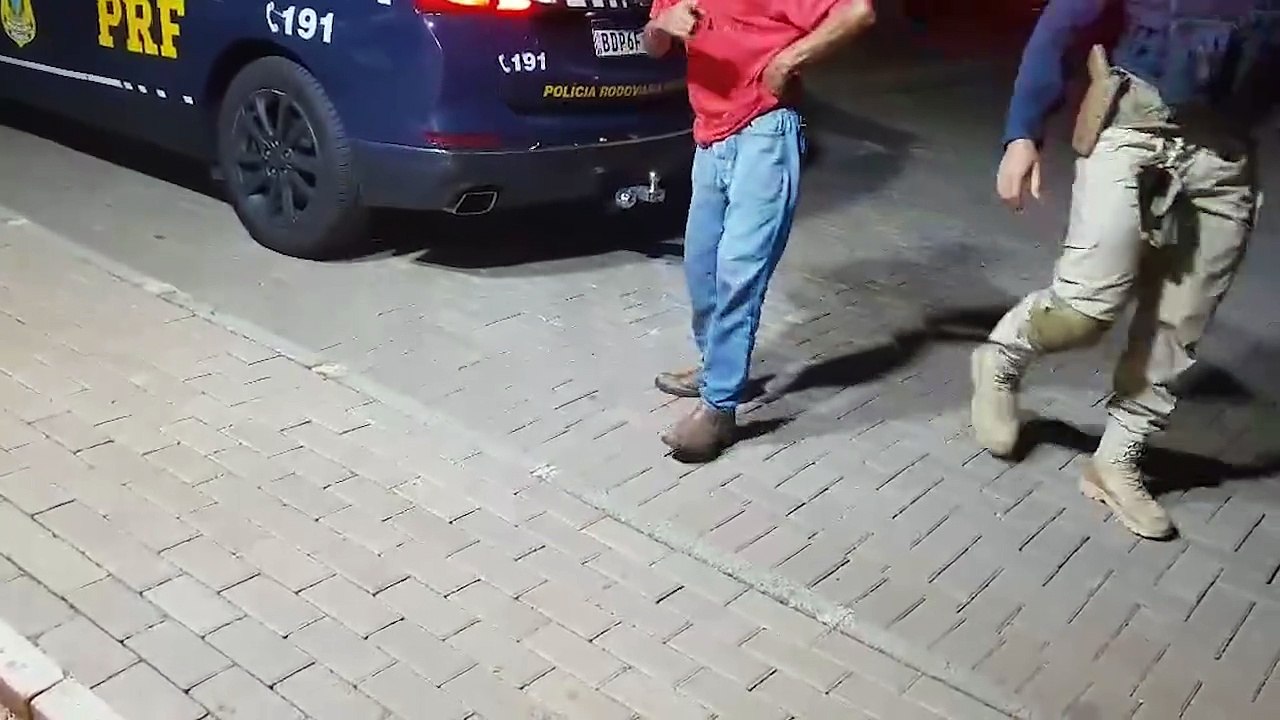 Homem fica nervoso ao passar por posto da PRF, trava o trânsito e acaba sendo preso por embriaguez