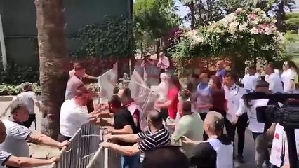 İzmir'de arbede! CHP demek kriz demek