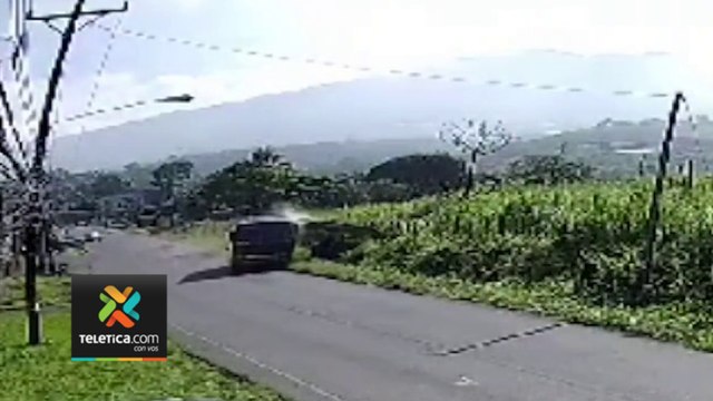 tn7-Video Adulto-mayor-por-poco-es-atropellado-por-bus-que-se-quedó-sin-frenos-en-Alajuela-130624