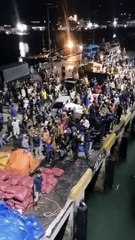 Detik-Detik Penumpang Kapal Tidar Lompat Dari Tangga Kapal Saat Kapal Mulai Bergerak