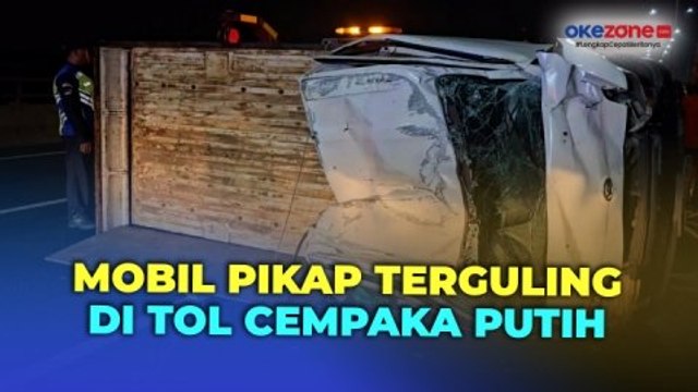 Pecah Ban, Mobil Pikap Bermuatan Buah-buahan Terguling di Tol Cempaka Putih