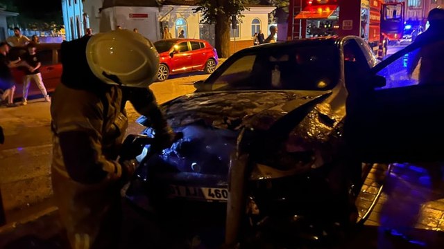 Park halindeyken kendi kendine çalışıp hareket eden otomobil, yol kenarındaki demir dubaya çarpıp alev aldı