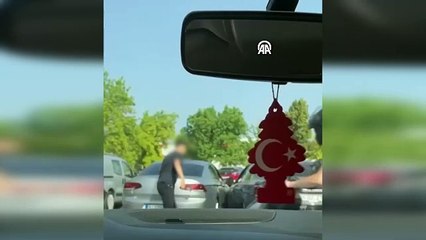 Trafikte bıçakla saldırı anı kamerada: Defalarca sapladı!
