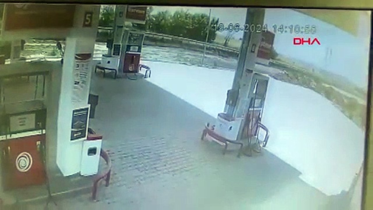 TIR ile çarpışan otomobilin sürücüsü öldü; kaza kamerada