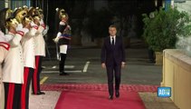 Meloni e Macron al G7, sorrisi forzati e baciamano prima della cena con Mattarella