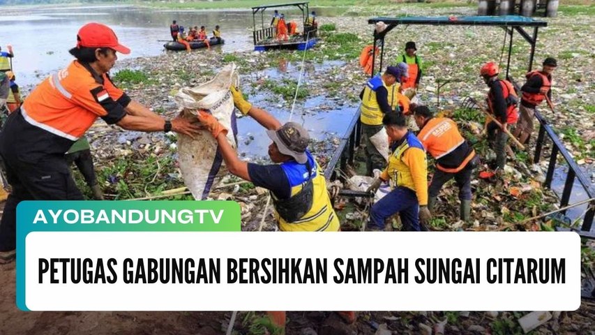 Petugas Gabungan Bersihkan Sampah Sungai Citarum