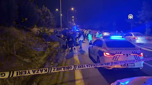 Bariyere çarpan otomobil devrildi: 3 ölü