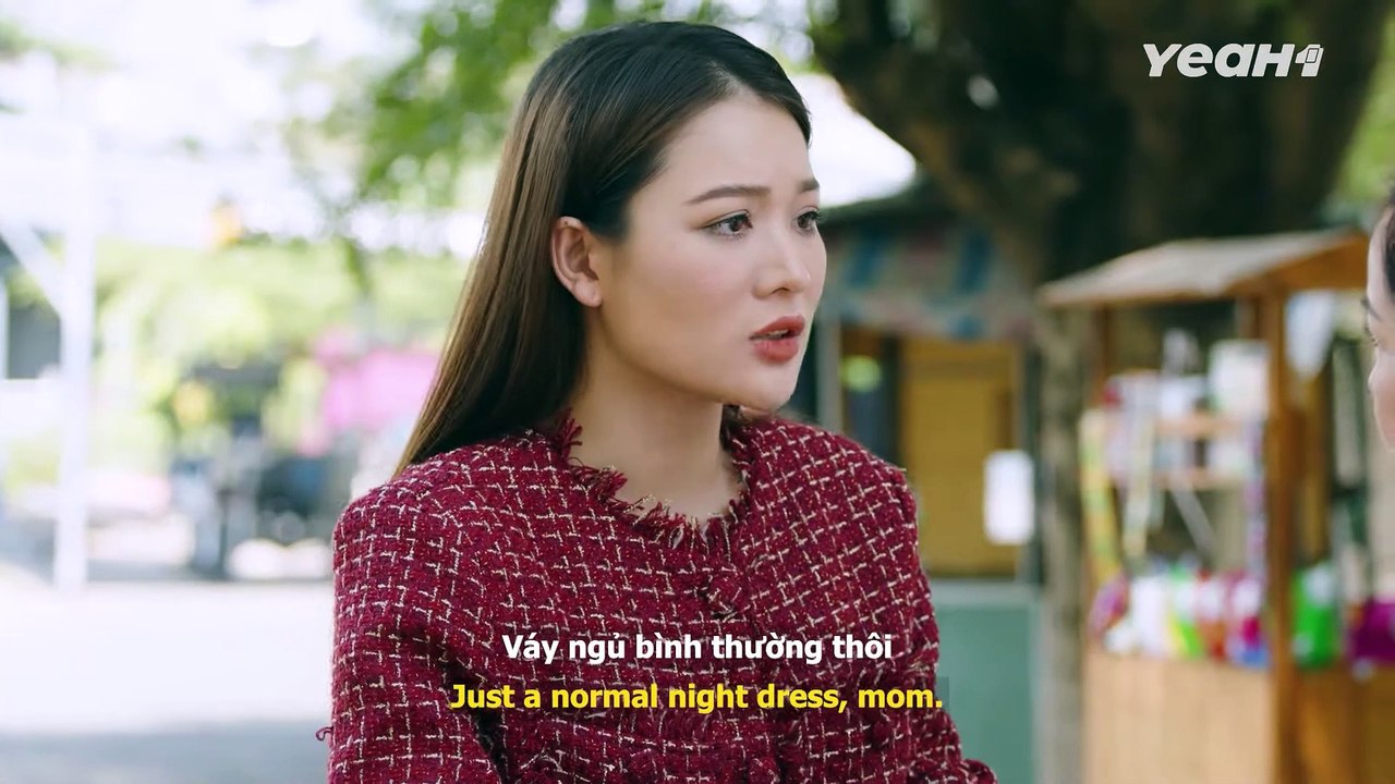 La belle-mère a été choquée lorsqu'elle a vu sa belle-fille étreindre et embrasser un garçon occidental au milieu de la rue, embarrassant sa famille !! Belle-mère