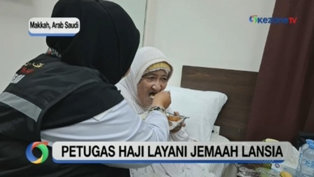 Potret Dua Petugas Haji Suapi Jemaah Lansia
