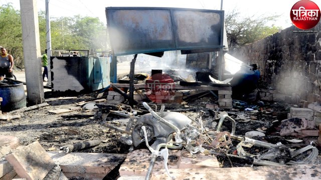 Watch Video : चाय की केबिन में देर रात को हुआ गैस सिलेंडर ब्लास्ट, चार केबिन व एक बाइक जलकर राख