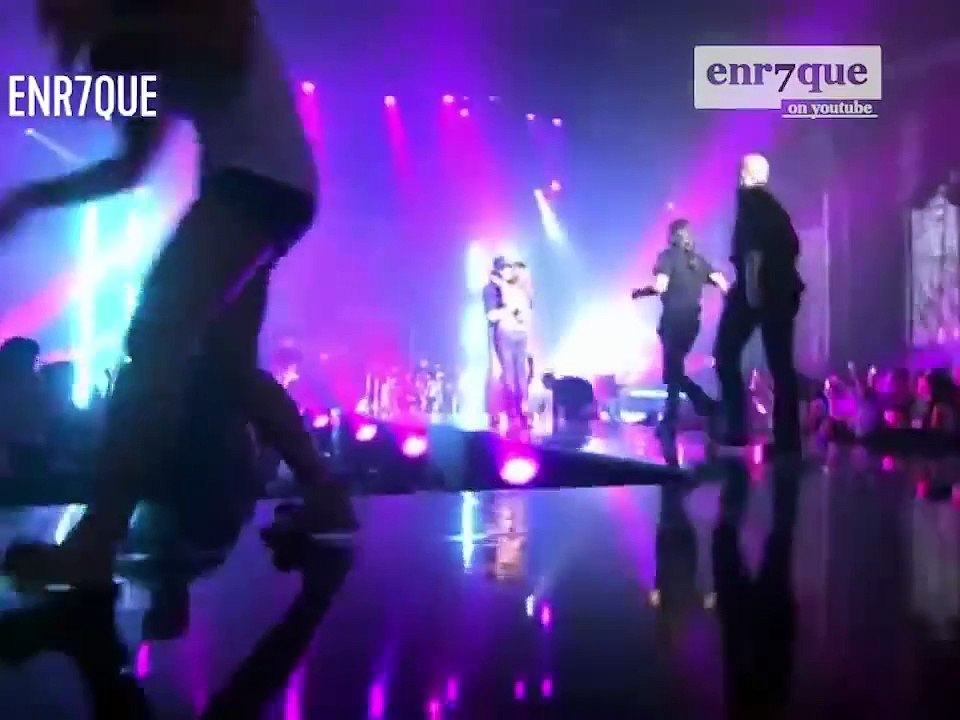 Enrique Iglesias chante "Hero" en live