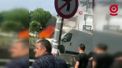 Kağıthane'de bir minibüs alevlere teslim oldu