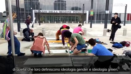 Torino Pride, da ambientalisti strisce pedonali "arcobaleno"
