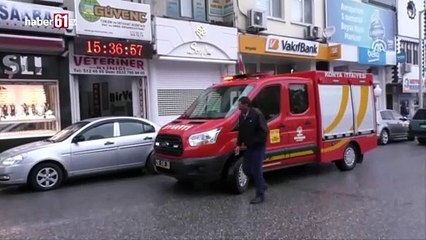 Havalandırma boşluğuna düşen yavru kediyi itfaiye kurtardı