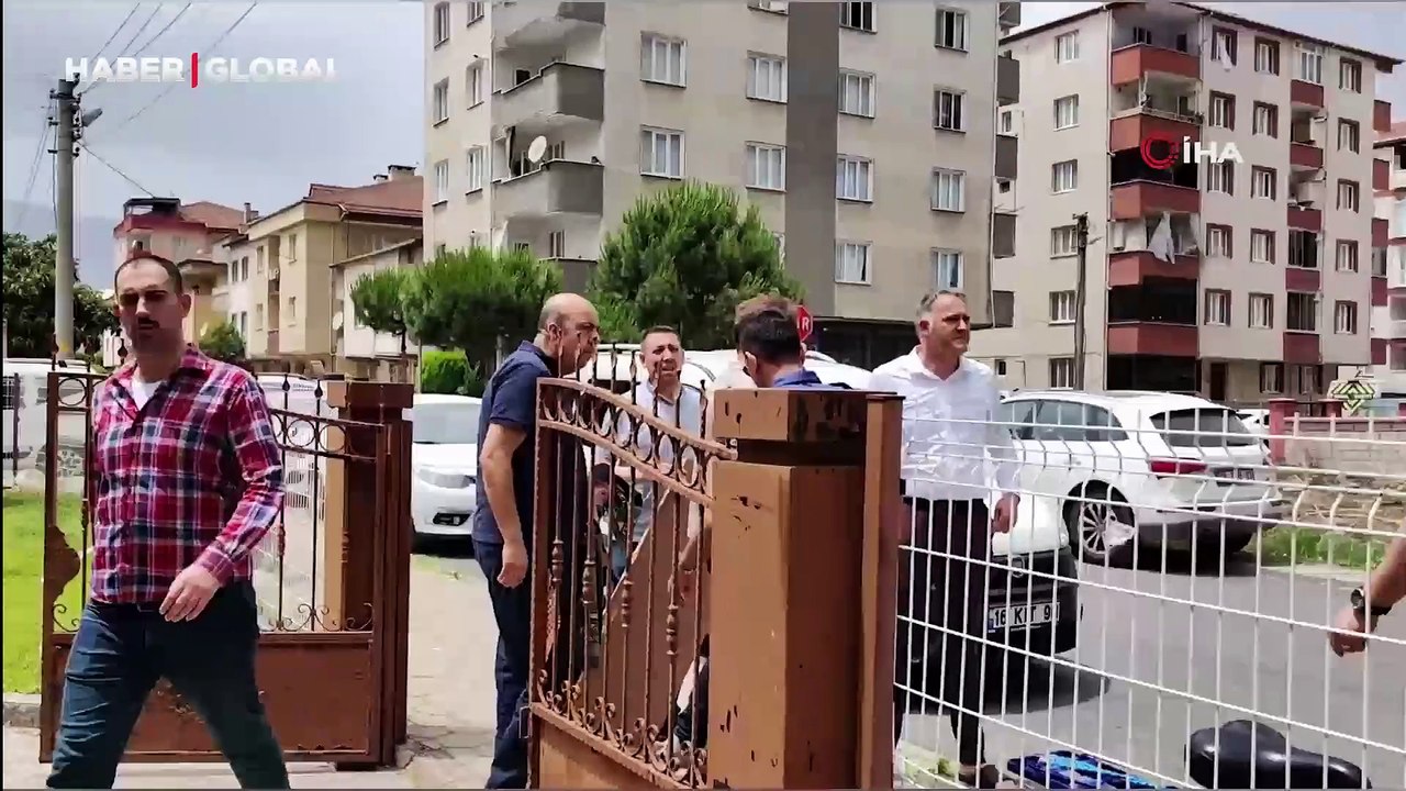 Cuma namazında korkunç olay! Cemaatin üzerine ağaç devrildi