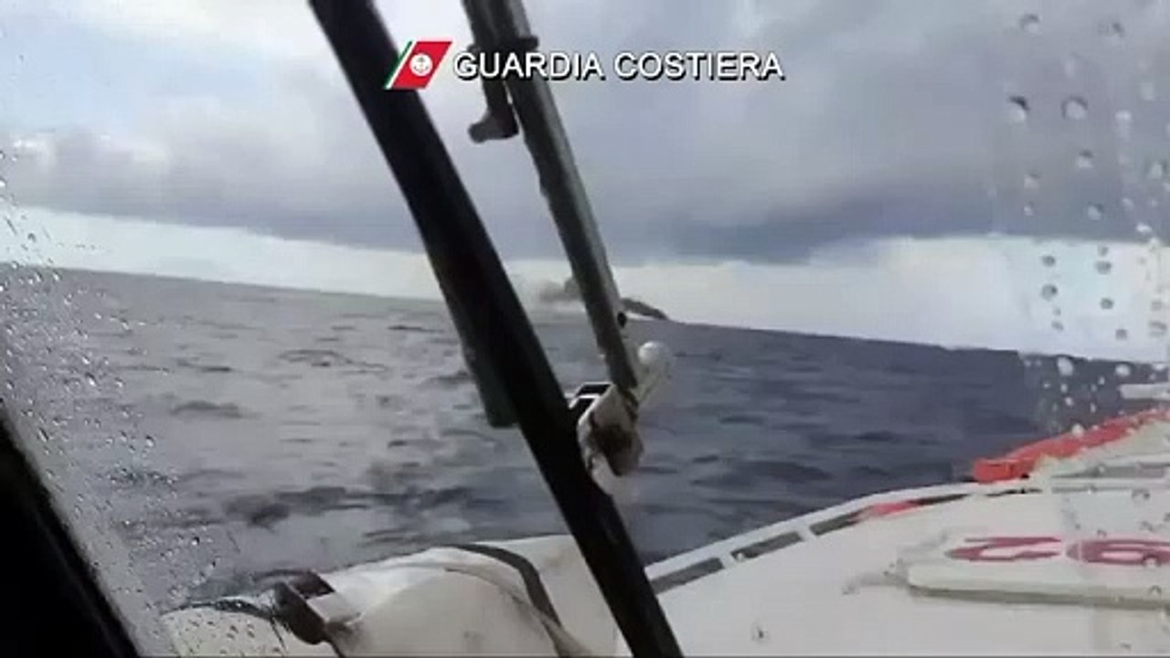 Isola d'Elba, barca prende fuoco e affonda: sal...