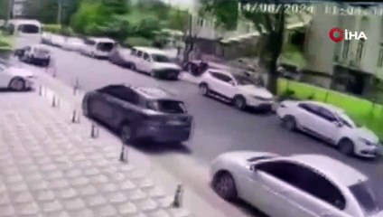 Namaz kılan vatandaşların üzerine ağaç devrildi