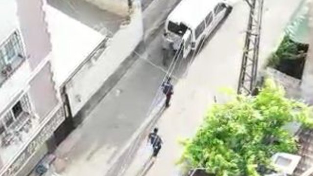 Çatıdan kaçmaya çalışan şüpheli dronla takip edilerek yakalandı