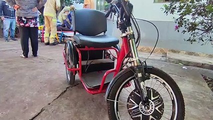 Triciclo desce via de ré 'desgovernado' e idoso fica ferido ao sofrer queda