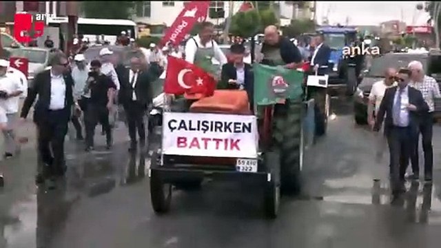 Özgür Özel'den buğday mitingi: Kasket taktı, traktöre bindi
