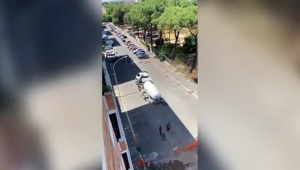 Roma Quadraro, intervengono per riparare una voragine: si apre l'asfalto, betoniera risucchiata