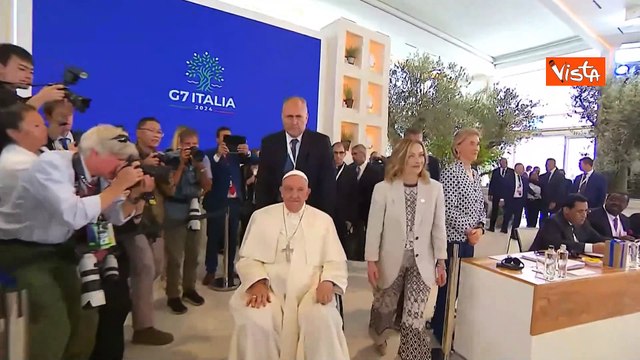 L'arrivo tra gli applausi di Papa Francesco alla riunione del G7, Milei lo abbraccia