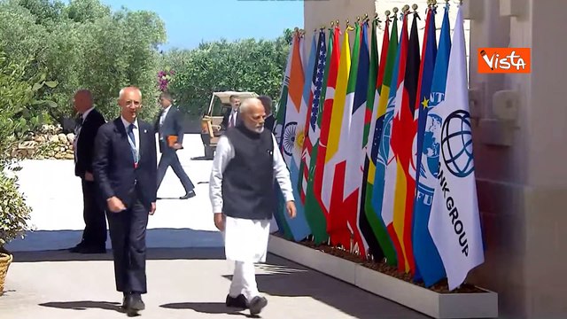 G7, Meloni accoglie il Primo Ministro indiano Modi che la saluta con il tradizionale Namaste