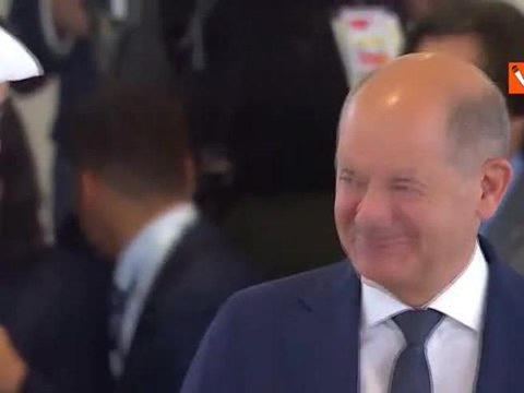 L'arrivo tra gli applausi di Papa Francesco alla riunione del G7, Milei lo abbraccia