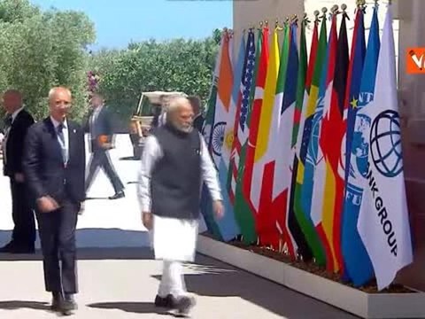 G7, Meloni accoglie il Primo Ministro indiano Modi che la saluta con il tradizionale Namaste