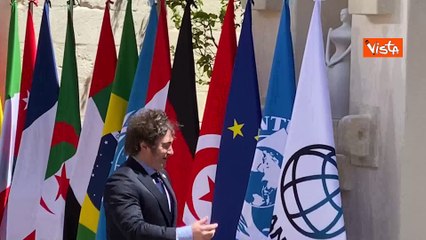 Meloni accoglie il Presidente dell'Argentina Milei: "Como estas?", abbraccio e sorriso tra i due