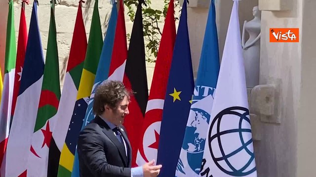 Meloni accoglie il Presidente dell'Argentina Milei: Como estas? , abbraccio e sorriso tra i due