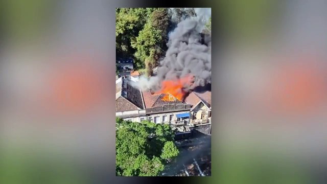 Incêndio atinge casarão no centro histórico de Petrópolis, Rio de Janeiro