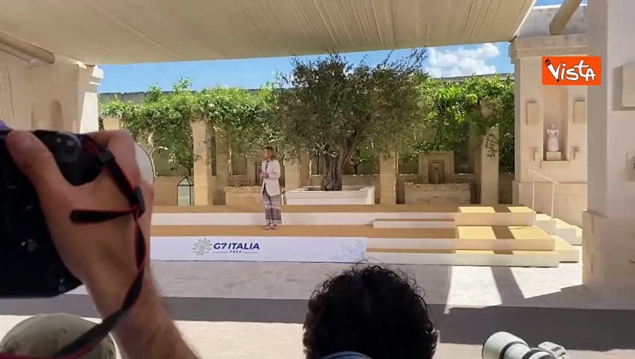 G7, Meloni attende gli ospiti e dopo un po? si sporge per vedere chi arriva