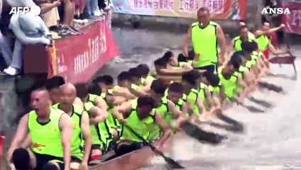 Cina, gara di dragon boat negli stretti corsi d'acqua del Guangdong