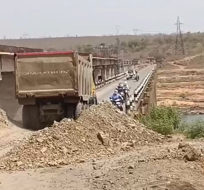 अनुमति कार की भी नहीं, दौड़ रहे रेत लोड भारी वाहन