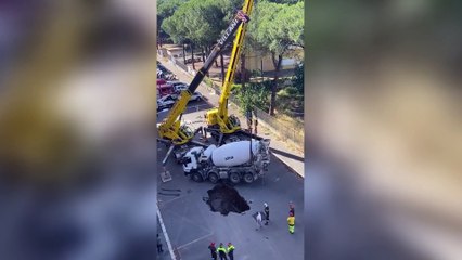 La rimozione della betoniera e la nuova voragine aperta in via Sestio Menas al Quadraro