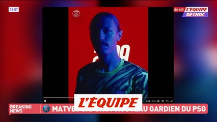 Tải video: Le PSG officialise l'arrivée du gardien de but russe Matvey Safonov - Foot - Transferts