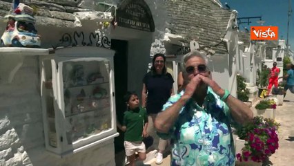 La signora Maria di Alberobello saluta le consorti dei leader del G7 in gita e si emoziona