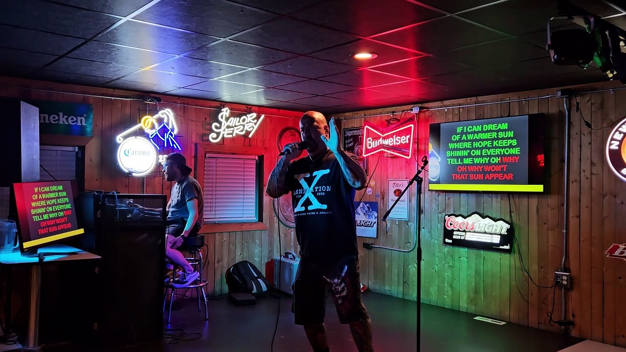 ELVIS PRESLEY - IF I CAN DREAM (PERFORMED LIVE AT SCOREZ BAR - KAREOKE COMPETITION)
