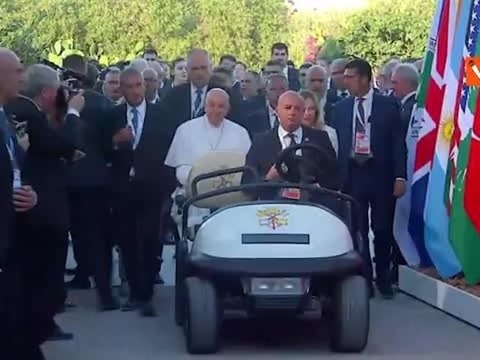 L'arrivo di Meloni con Papa Francesco in papamobile per la foto di famiglia del G7