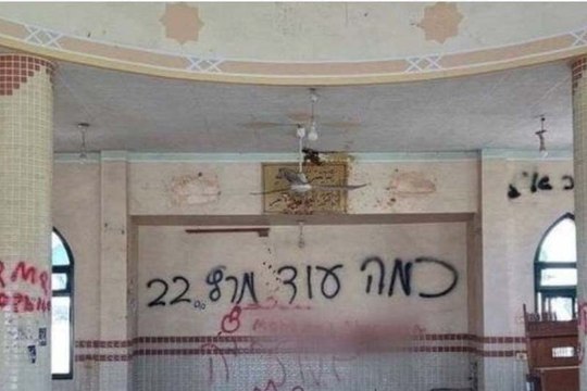 عبارات مسيئة للنبي.. جنود إسرائيل يعبثون بمسجد رفح