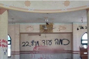 عبارات مسيئة للنبي.. جنود إسرائيل يعبثون بمسجد رفح