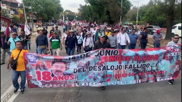 Maestros de la CNTE marchan por el 18 aniversario de desalojo policial en Oaxaca