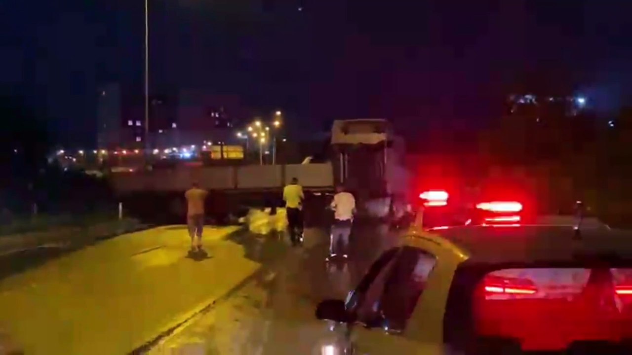 Sinop-Ayancık yolunda kayan tır yolu kapattı