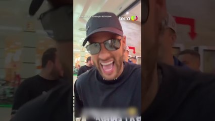 Neymar causa alvoroço ao aparecer de surpresa em shopping no litoral de São Paulo #shorts