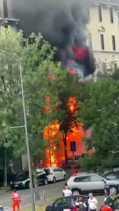 Incendio a Milano, le fiamme di via Fra Galgario in un video