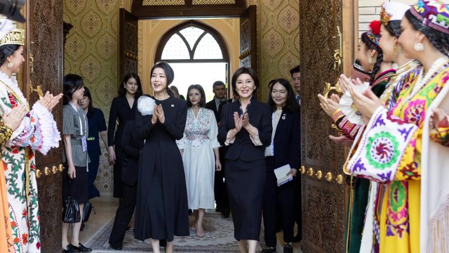 김건희 여사, 우즈베크 영부인과 전통춤·공예품 관람 / YTN