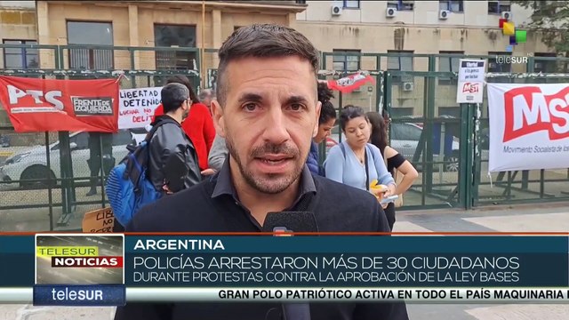Ciudadanos argentinos son detenidos por manifestarse en contra del gobierno de Javier Milei.